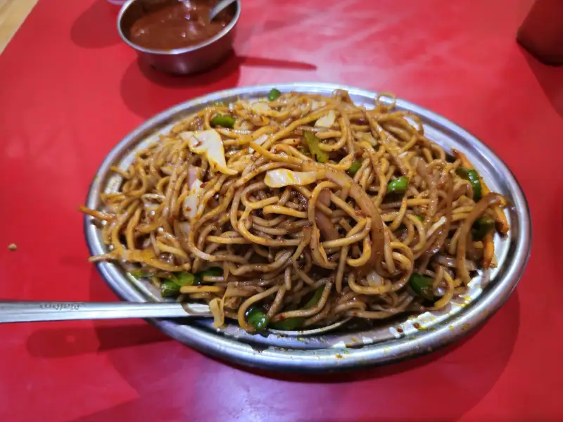 Chow mein végétal au seitan et aux légumes